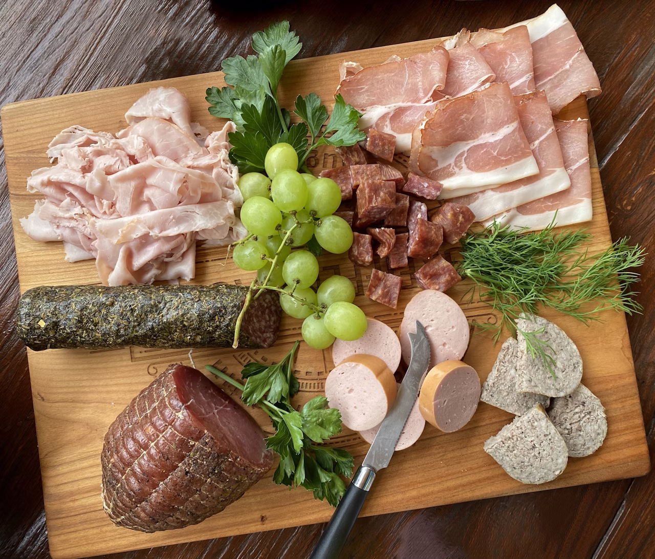 多樣化且排列整齊的肉乾產品展示
