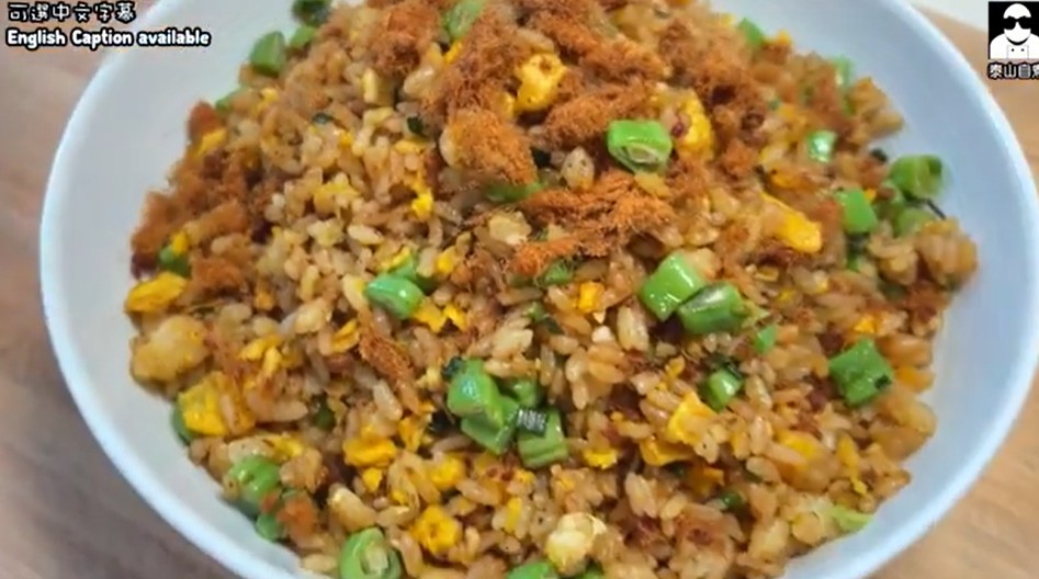 撒上酥脆肉鬆完成炒飯